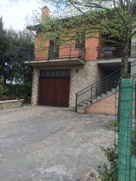 Appartamento Dell Agriturismo Pane E Olio トーディ エクステリア 写真
